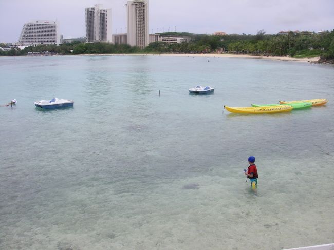 今日はちょっと曇り空<br /><br /><br />海には　ヤル気満々な我が息子┌(￣ｰ￣)┘<br /><br />