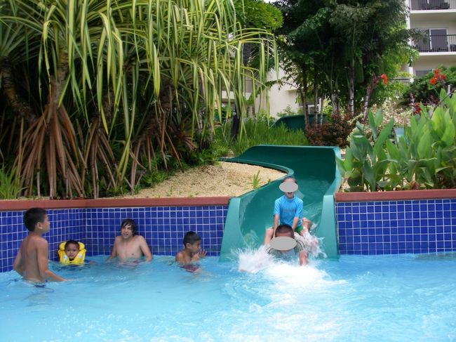 お隣ＰＩＣには負けるけど<br />プールもそこそこ充実なヒルトン<br /><br />スライダーも混んでません<br /><br />調子こいてこんな乗り方して怒られたアホ親子(￣×￣)<br />