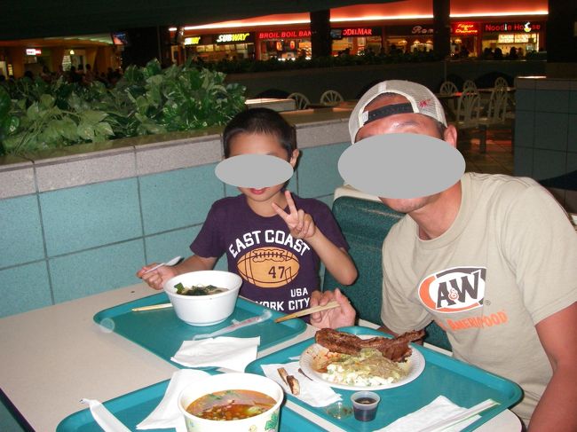 広ーい広ーいフードコート<br /><br />なんでもあるし<br />チープだし<br />ボリュームも満点<br /><br /><br />安くゴハン食べたいなら<br />ここ激しくオススメします　d(⌒ー⌒) <br /><br />