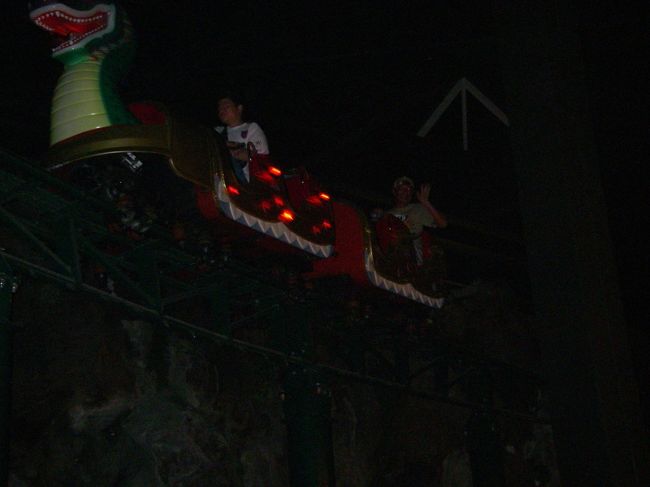 フードコート奥の室内遊園地<br /><br />このジェットコースター　<br />１回で４周もしてくれて４＄　<br /><br />水遊びに飽きたチビっ子にオススメ　￣ー￣)┛<br /><br /><br /><br /><br /><br />