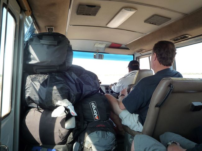 帰りのバス。このルートはバックパッカーのゴールデンルートなので人と荷物が多い。でも、定員しか載せないから全然マシかも。空調完備だし。