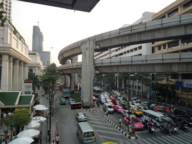 バンコクへ戻る。カンボジア国境のアランヤプラテートから３時間で戻る。異常に飛ばすドライバーで私は嬉しかったが車酔いした日本人もいた〜無理も無い。<br />何日しか経っていないのに田舎に慣れてしまい、バンコクがやたらに大都会に感じた。バスに同乗していたバックパッカーの子が都会すぎてクラクラすると言っていたのもわかる。因みに彼は東京出身である。