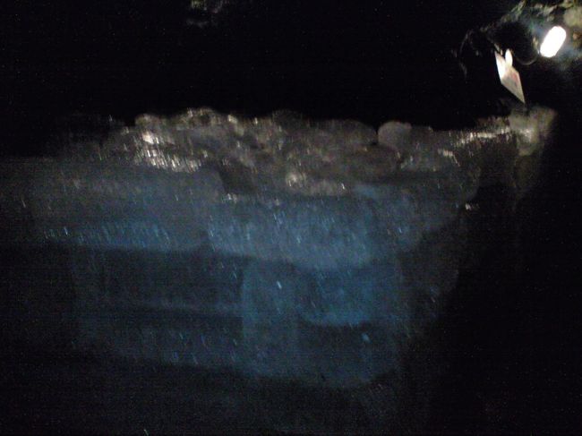 洞窟の中は暗いー。寒いー。