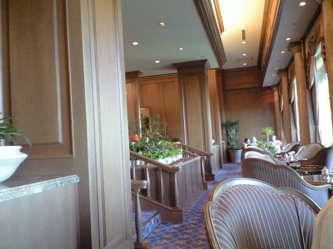 こちらのお席で頂きました。