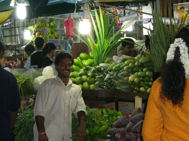 リトル・インディア駅付近のフルーツ屋さん。<br />インド人街だから、もちろん店員もインド人？