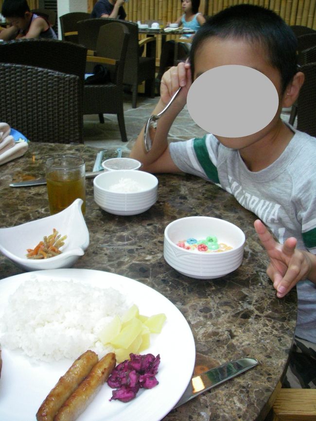 我が家は和食派ですが<br />パンもいっぱいありました<br />クロワッサンはバターたっぷりで美味しかったです<br /><br /><br />息子はこのカラフルフレークがお気に入り<br />