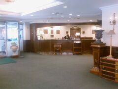 午後3時過ぎ、目的のホテル「ホテルリッチフィールド仙台」に到着です。
ＨＰの写真では見ていましたが、実際のフロントは写真よりももっと豪華な感じです。

「予約をしていた○○○です。」
「はい、○○○様ですね。お待ちしておりました。宿泊代金は10円になります。」
（やっぱり本当だったんだ!!）

無事、鍵も受け取りチェックイン完了。
