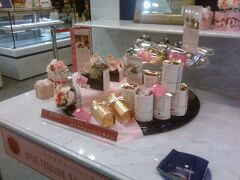 アーケード街でさんざん買い物し、アエル内の本屋で姉が買い物をしてからやっと仙台駅地下に到着しました。

ロワイヤルテラッセもバレンタイン一色でした。