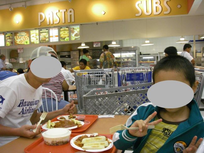 Ｋマートのフードコートです<br /><br /><br />エンゲル係数が高い我が家<br />安くてボリューム満点が絶対条件<br />こーゆーフードコートが最適　(￣¬￣ ♪