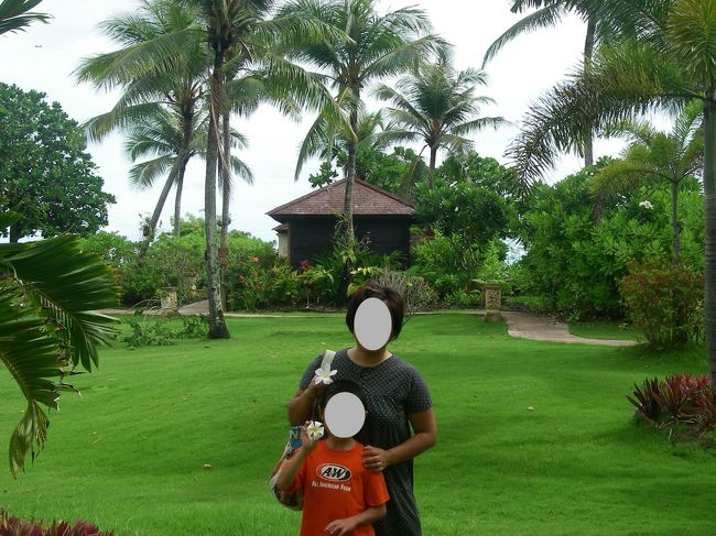 ホテル裏庭を散歩しました<br />緑がイイ雰囲気です♪