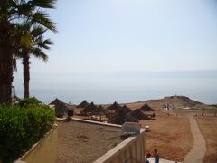 死海のホテルに到着して、ランチを食べる。
その後、いよいよ死海のビーチ！！