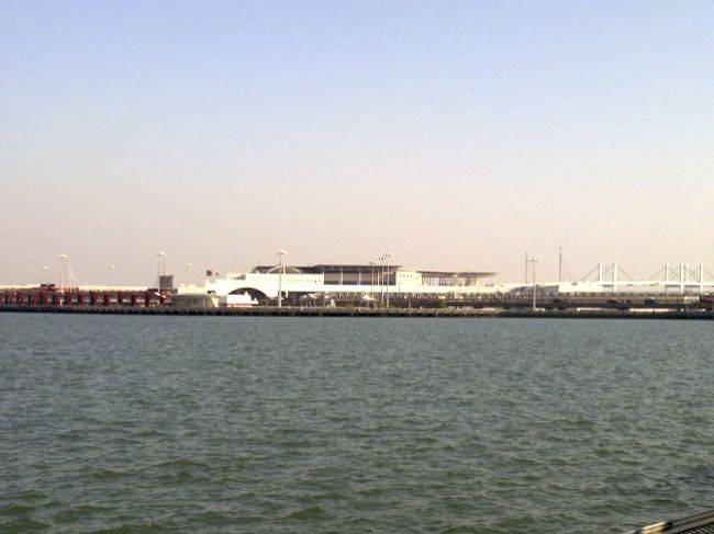 観音堂のあとは、島を時計回りに歩く。<br />貯水池を前に昨日香港から「入国」した外港を眺めつつ。<br />