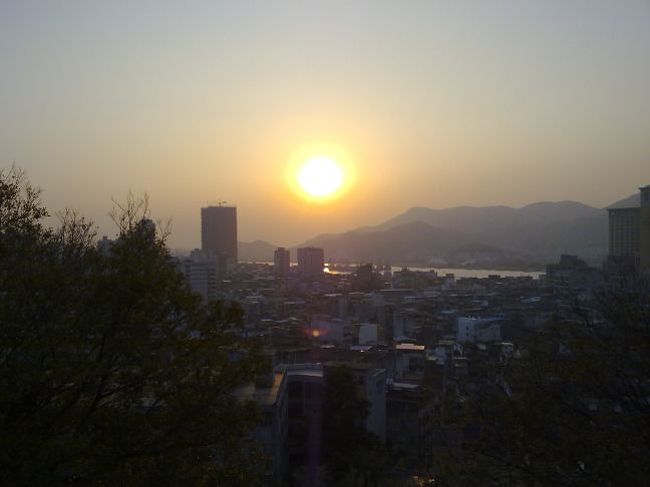 またしても丘登りで、「大砲台」に登った。<br />あっという間に、今日の夕暮れ。<br /><br /><br /><br />頂上には「マカオ博物館」があり、入ってみたら、これが結構おもしろかった。<br />