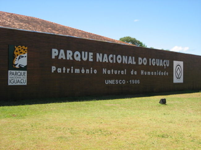 　昼過ぎ、ブラジルの国立公園を後に、アルゼンチン側へ向かう。<br /><br />　ブラジル側の街、フォス・ド・イグアスと国立公園、またアルゼンチン側の街、プエル・ト・イグアスと国立公園の位置関係は、簡単に言うとアルファベットのHの文字のようになっている。右側の縦線の上部先端がフォス・ド・イグアスとすると、下部先端がブラジル側国立公園、左側の縦線上部先端がプエル・ト・イグアス、下部先端がアルゼンチン側国立公園、横棒が二国をつなぐ橋で、国境があると考えるとわかりやすい。<br /><br />　公共交通機関のみで移動しようとすると、バスでブラジルの国立公園からフォス・ド・イグアスに戻り、バスを乗り換えてそこから国境をまたぎアルゼンチン側の国立公園に行くことになるのだが、上記の通りH型であるため、街に戻る時間を節約すべく、橋付近でバスを降り、そこからタクシーでアルゼンチンに向かう作戦をとった。バスで国境を超える場合、パスポートチェックの間にバスは行ってしまうらしく、次のバスが来るまで待たなければならないと聞いたことがある。タクシーでの国境越えは車を降りる事もなくスムーズなので、時間短縮したい方にはオススメ。ただし、ほとんど英語は通じません。