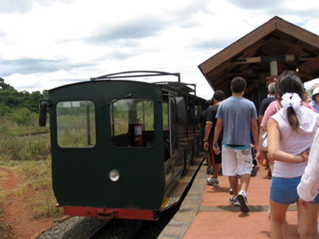 　タクシーに乗って30分程でアルゼンチン側イグアス国立公園に到着。<br />　<br />　過去の情報で、アルゼンチン国立公園内ではブラジルレアルが使用可とあったはずだが、レアルも米$も使えず、ペソしか使えなかった。クレジットカードのマークがあったにもかかわらず、cash onlyと言われ、ATMの場所も知らないというし、チケット売り場の対応は極めて酷いものだった。ブラジルの国立公園はすごい親切だったのに・・・<br />　仕方なくモギリのお兄ちゃんにATMの場所を訪ねると、公園内200m先にあり入ってもよいと言うので、中でまた訪ねると、さらに200m先にあると言う。すでにゲートから400m程入ったところでようやくATM発見。ゲートまで戻るのが面倒になりつつもチケットを購入しに戻り、改めて60ペソを払って入園。<br /><br />　電車に乗って遊歩道入り口まで移動。