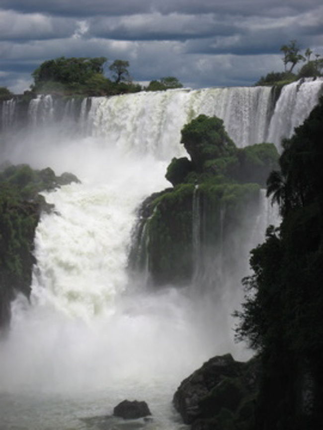 アルゼンチン側で最も迫力ある「悪魔ののど笛」<br /><br />ライフジャケットを着て、この滝の近くまで行くボートに乗る。本当に大丈夫なのだろうかと心配になる位近くまでより、水圧で息もできないほど。もちろん全身びしょぬれ。同じ船にのっていた子供は号泣。トラウマにならなければ良いが。