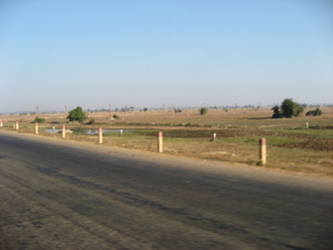 「天空の城ラピュタ」の舞台になったベンメリアに向かう。<br />その道のりの風景。