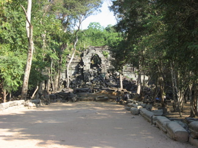 いかにも宮崎駿ワールド。アニメに出てきそうな風景。<br /><br />ベンメリアは「花束の池」という意味。三重の回廊、十字型の中庭などの伽藍配置になっている。環濠幅は45メートル、周囲4.5キロメートル。アンコール・ワットと類似点が多いことから「東のアンコール」とも呼ばれているらしい。