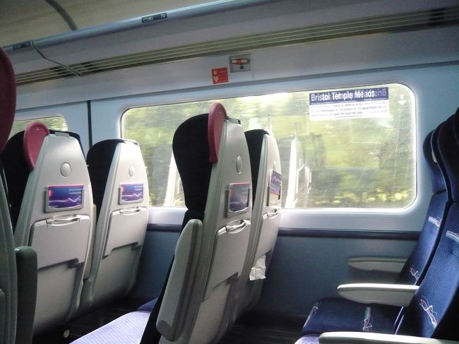 ちなみに電車の中はこんな感じです。すいていました。<br />高い背もたれの上に紙が挟まっていたら、そこは予約席で、他は自由に座っていいというルールだそうです。<br /><br />この旅行を通じて、電車の中で飲食をする人を多く見かけました。新幹線的な雰囲気です。<br />飲酒も可で、隣に座ったサラリーマン風の人が、おつまみとお酒で一人宴会を始めたこともありました。<br /><br />でもビールではなく、小さな瓶に入ったお酒を、schweppes?という缶入りの何かで割って飲むのがメジャーなようです。<br />なんだかおいしそうでした。