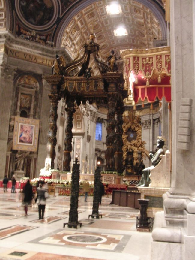 主祭壇。この下に聖ペテロのお墓があります。