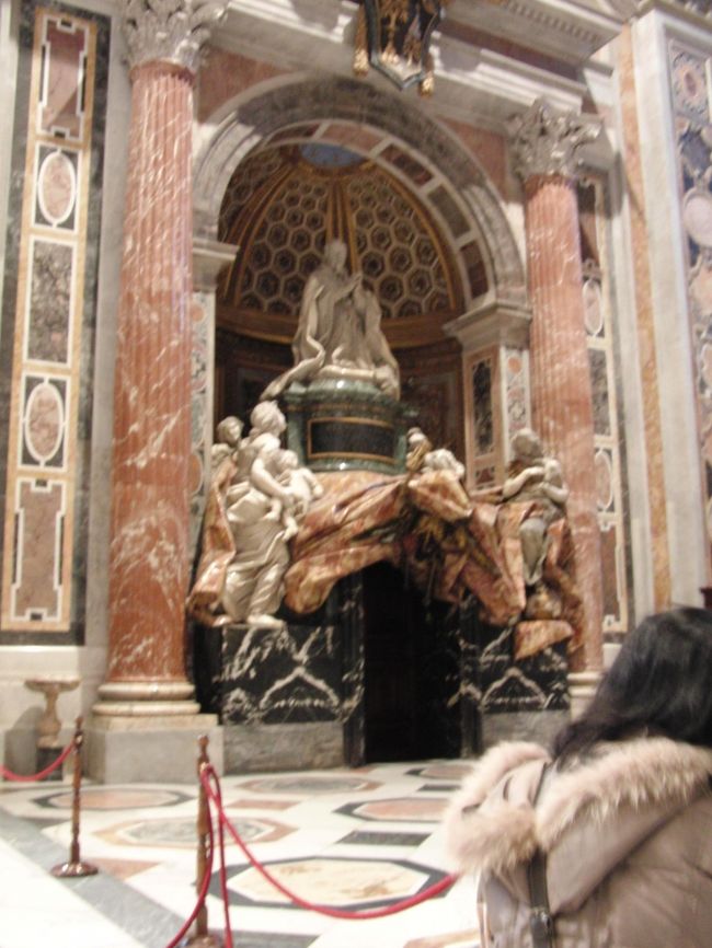 ベルニーニ作、アレクサンドロス７聖の墓<br />中から骸骨が出てきているのが面白いです。<br />残念ながら近づけませんでした。