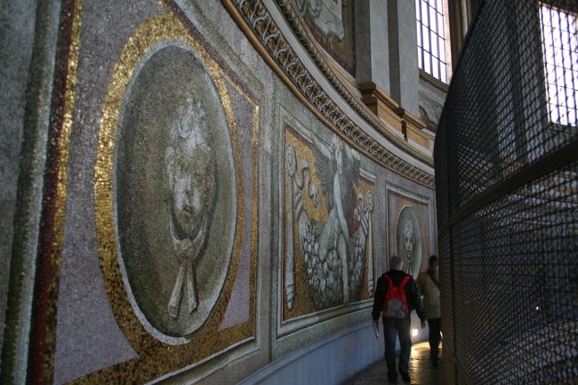 壁がすべてモザイク…。