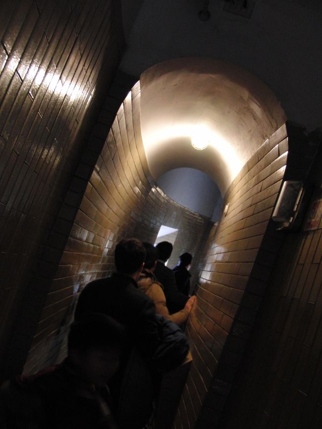 クーポラの中を登ります。<br />通路が傾いていて、変な感じです。<br />