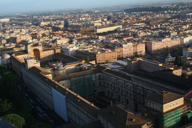 到着です。<br />隣に巨大なヴァチカン博物館が見えます。