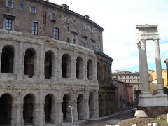 教会をあとにして更に進むと道沿いに古代ローマの劇 場跡でコロッセオのモデルになった半円形劇場のマルチェッロ劇場がありました。3層から成る様式の建物は今でもアパートとして使われているんだそうで確かに上の階は窓もあり、ローマって遺跡と共存してると思いました。 
