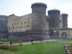バスはナポリ市内に入りヌォーヴォ城などの歴史的建築物を巡る。