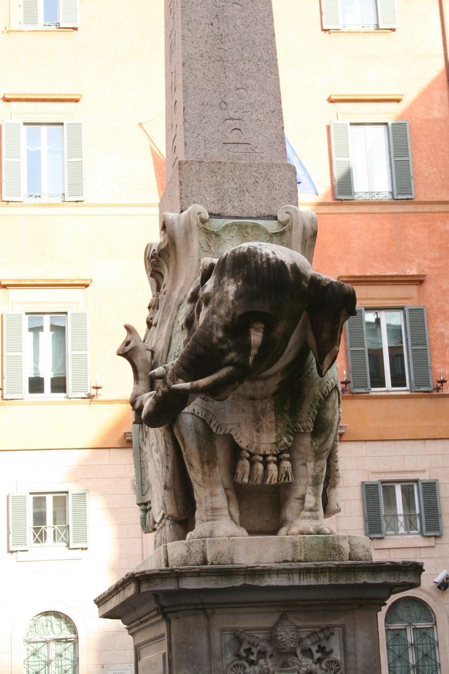 サン・ピエトロを堪能した後は、ジャニコロ・バスターミナルから電気バスに乗って、ミネルヴァ広場へ。<br />写真は、ミネルヴァ広場の象のオベリスクです。泣いてるみたいです。<br />「お、重い…。」