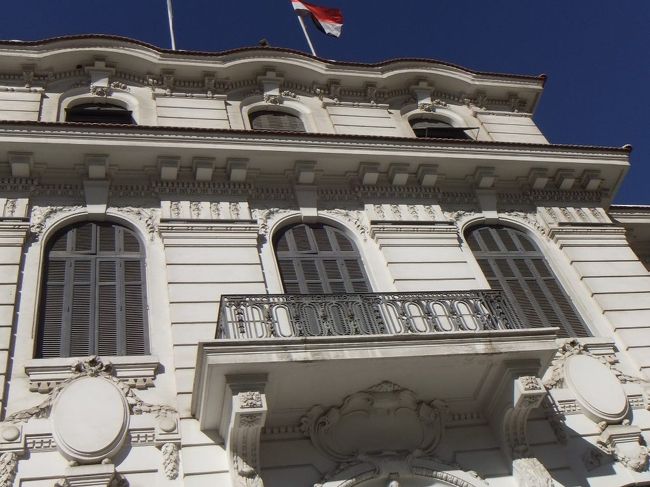 庭が小さいので、見上げて写真を撮ります。まず、ガイドさんの説明を聞いて回ります。後で自由時間をくれるそうです。ガイドさんの説明がためになります（でも忘れました）。さて、自由時間です。現在１３時３５分、集合時間は１３時５０分。え、１５分しかないの？ガイドさんの説明を聞きながら写真を撮るべきでした。後悔の念にかられながら、説明してもらったところを大急ぎで駆け回ります。（大急ぎで写真を撮ったため、このページには見るに耐えないほどのピンボケ写真があります。）まずは１階。ここにはグレコローマン時代の展示があります。グレコローマン時代とは、美術的にギリシャからローマへの過渡期（目安としては紀元前後３００年くらい）のことのようです。ガイドさんに最初に説明してもらったのが、<br />