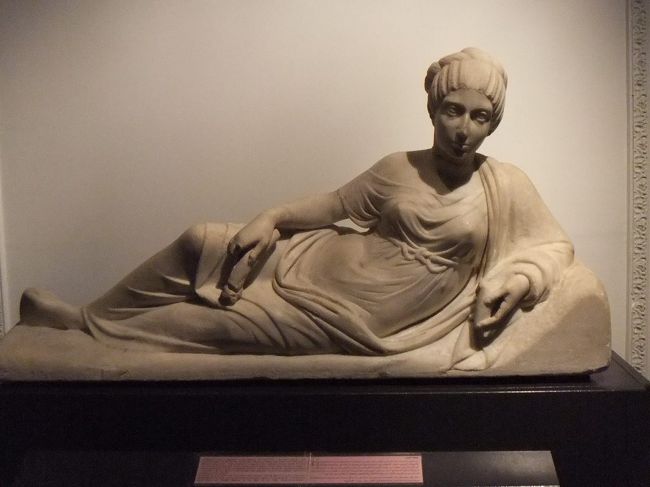 女性の像もありました。大急ぎで写真に撮ってきた説明を読んでみると、どうやらこれは、エジプト人の石棺のふたに飾られていた彫像のようです。