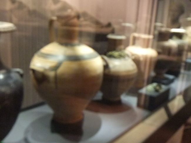 ガイドさんが、これは先程訪れたカタコンベに並んでいた骨壷だと言っていました。靴箱のような棚が並んでいたところです。写真はピンボケですが、気にしません。