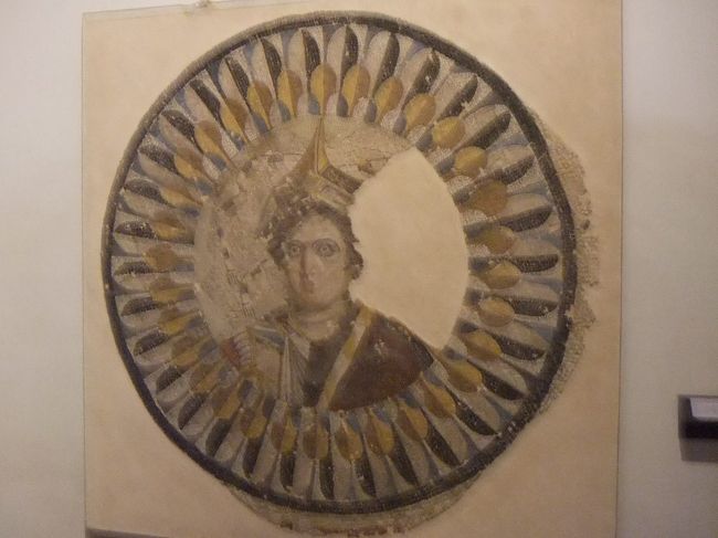 ガイドさんがモザイクだと説明してくれました。プトレマイオス３世の奥さんの絵だそうです。