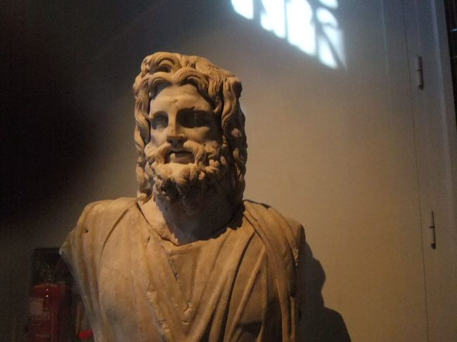 この顔を見るとアレクサンダー大王を連想してしまいます。白い大理石でできたセラピス神の像です。