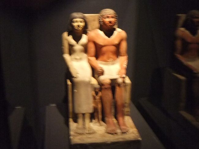 次は地下１階へ行きます。古代エジプトの展示です。時間がありません。面白そうなものや、先程ガイドさんが説明してくれたものを探し回ってとにかく写真を撮ります。どこに何があったか、さっぱり覚えていません。恐ろしくピンボケです。気にしません（わたしは自分で写真に撮れば満足なのです）。夫婦の像です。男性は赤茶色に、女性は白く作られることが普通だったようです。
