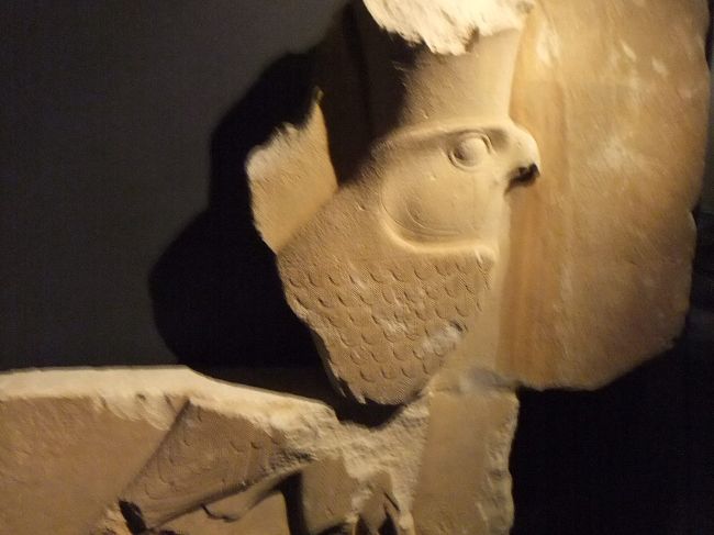 ホルス（ハヤブサの神）の像だったと思います。説明を写真に撮りましたが、わたしのカメラは通常モードの感度が低いので、地下の暗いところにある説明は判別できません。