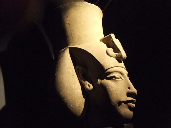 アクエンアテンの像です。ツタンカーメンの父です。もとはアメンホテプ４世という名前でしたが、アメン神の神官がのさばってきたので、自分の名前を改名するとともに、アメン神への信仰をやめてアテン神への信仰に変えるという宗教改革を断行しましたが、彼の死後、またもとに戻ってしまいました。この博物館にあるのは頭部だけですが、カイロの考古学博物館には、妊娠した女性のような面白い像があります。