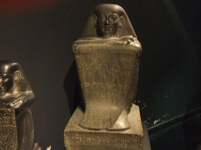 四角形の体の上に顔がついているような像は方形彫像といって、当時結構作られました。