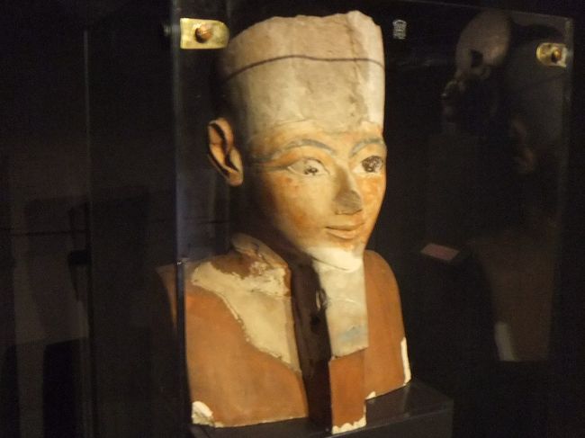 ハトシェプスト女王です。女性なのに付け髭をしてファラオになり、平和外交を推し進めた異色の人です。やさしい顔をしています。後日、ハトシェプスト女王葬祭殿を訪れます。