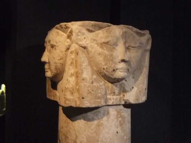 ハトホル柱です。ハトホル女神は、牛の耳をもった女神でホルス神の奥さんです。愛と美と豊穣の女神であり死者を守る守護神でもあります。