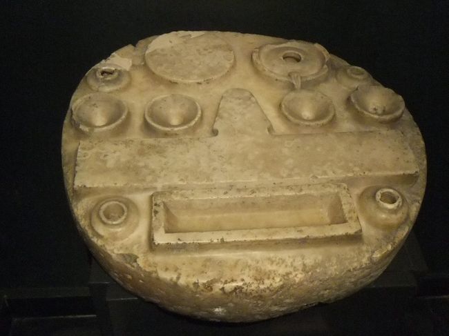 供物を神様にお供えするための台です。