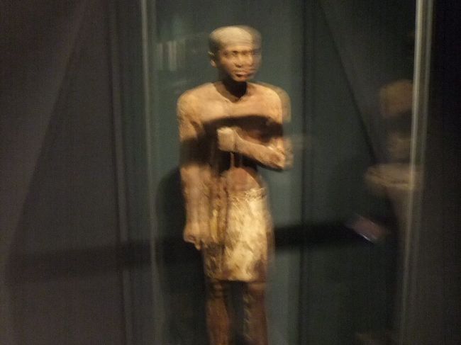 立っている人の木製の像です。確かイチジクの木だとガイドさんが言っていました。