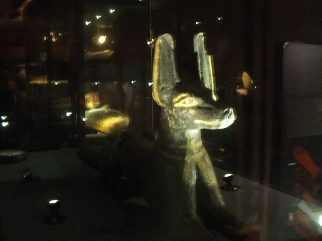 さて、地下２階に行きます。アヌビス神の像があります。ジャッカル（イヌの一種）の神様で、ミイラ作りをします。