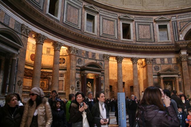 パンテオンの中は改装されています。<br />