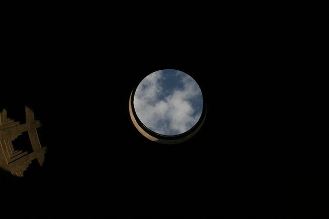 天井の穴から見える空がきれいです。