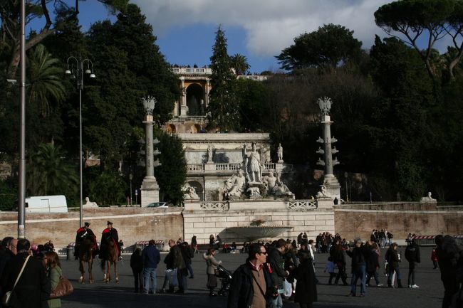 ジェラート屋さんバール・デッラ・パルマでジェラートを食べました。すごい種類が多くて、３種類ものせてくれました。<br /><br />コロンナ広場まで歩いた後、再びバスでポポロ広場に向かいました。ポポロ広場に面した教会は、みなお昼の閉館中でした。<br /><br />写真は高台のピンチョの丘方面。