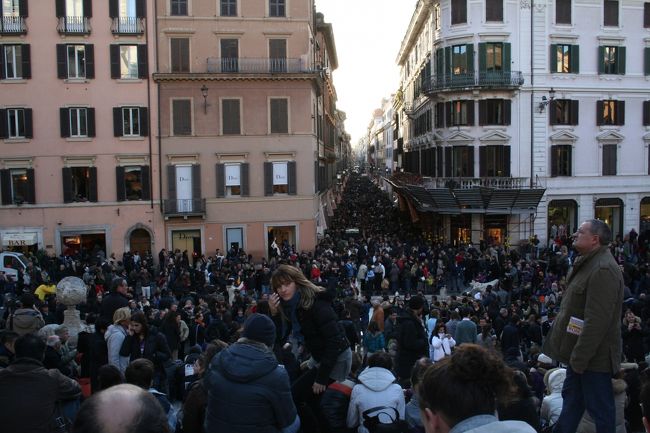 アウグストゥス帝の廟（発掘中で入場できません）と、アラ・パチスを外から見た後、途中、フェラーリショップを少し見て、スペイン広場へ。<br />ものすごい人です。歩くのも大変。スペイン階段もまるでサッカー場の観客席のようで足の踏み場もありません。<br />上のトリニタ・ディ・モンティ教会にも少し入りましたが、スタッフの方が、座って地図を開いたりしている人に注意したりして大変そうでしたので、すぐに退散しました。<br /><br />