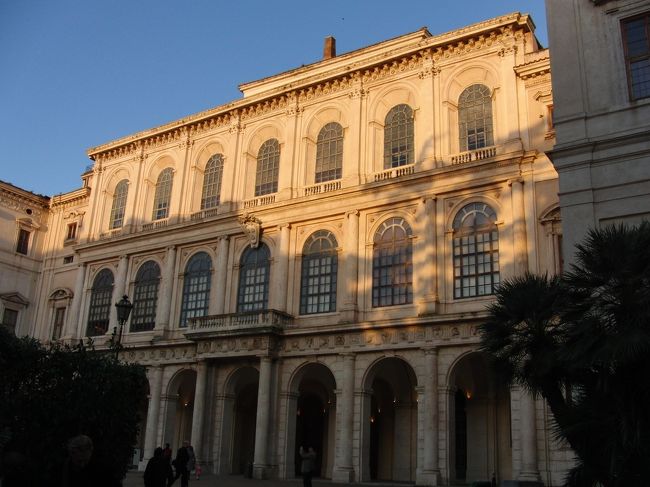 バルベリーニ美術館に向かいました。<br />スペイン階段の人ごみに疲れていたのですが、空いている美術館でゆっくり見ることができ、癒されました。<br />特に、展示順路最後の大サロンの天井画。大きなソファがあって、寝転がって見るといつまでも飽きませんでした。